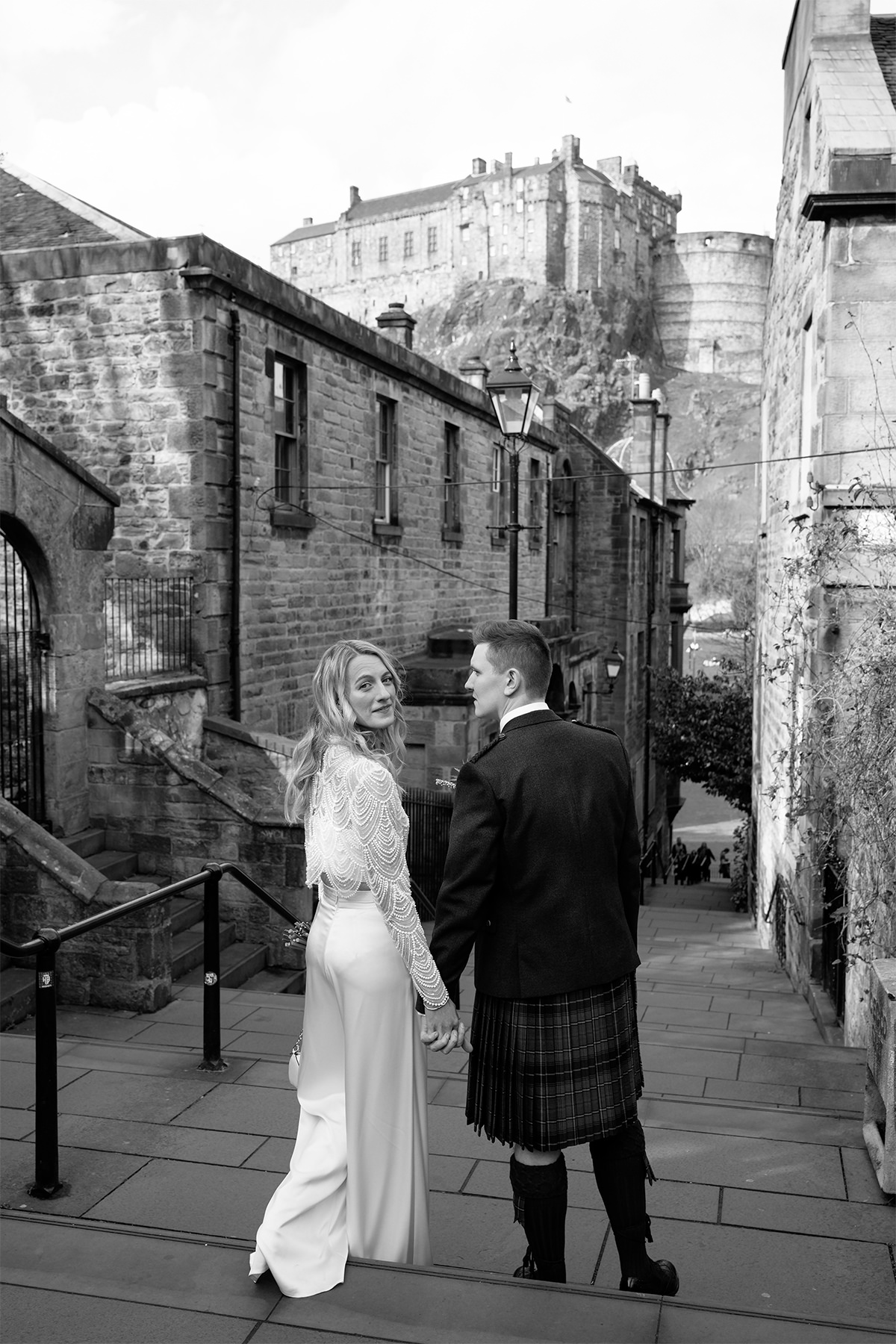 edinburgh wedding photographer captures couple photos at the Vennel.