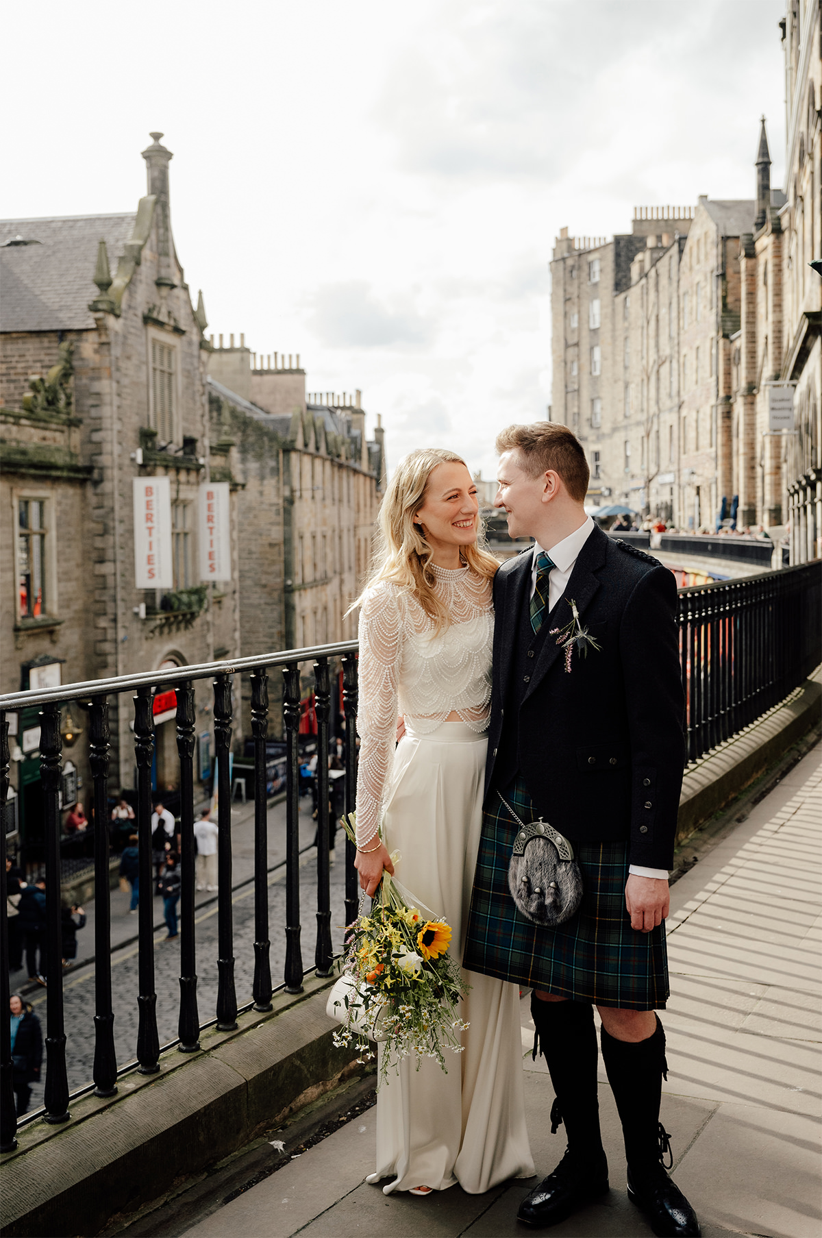 Hannah & Stuart on Victoria Street posing for their photos.