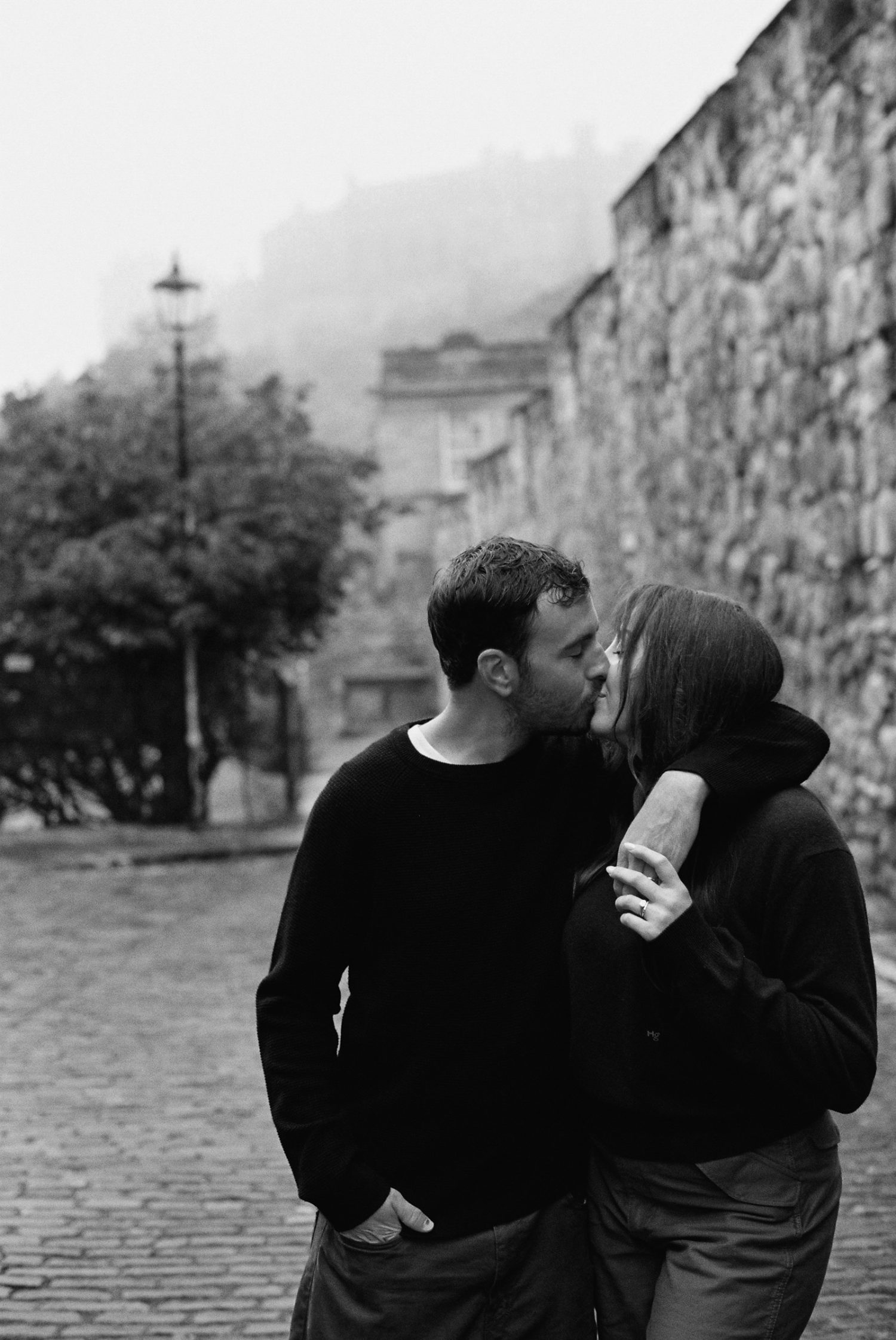Couple kissing at the Vennel, captured by analogue photographer in Edinburgh.