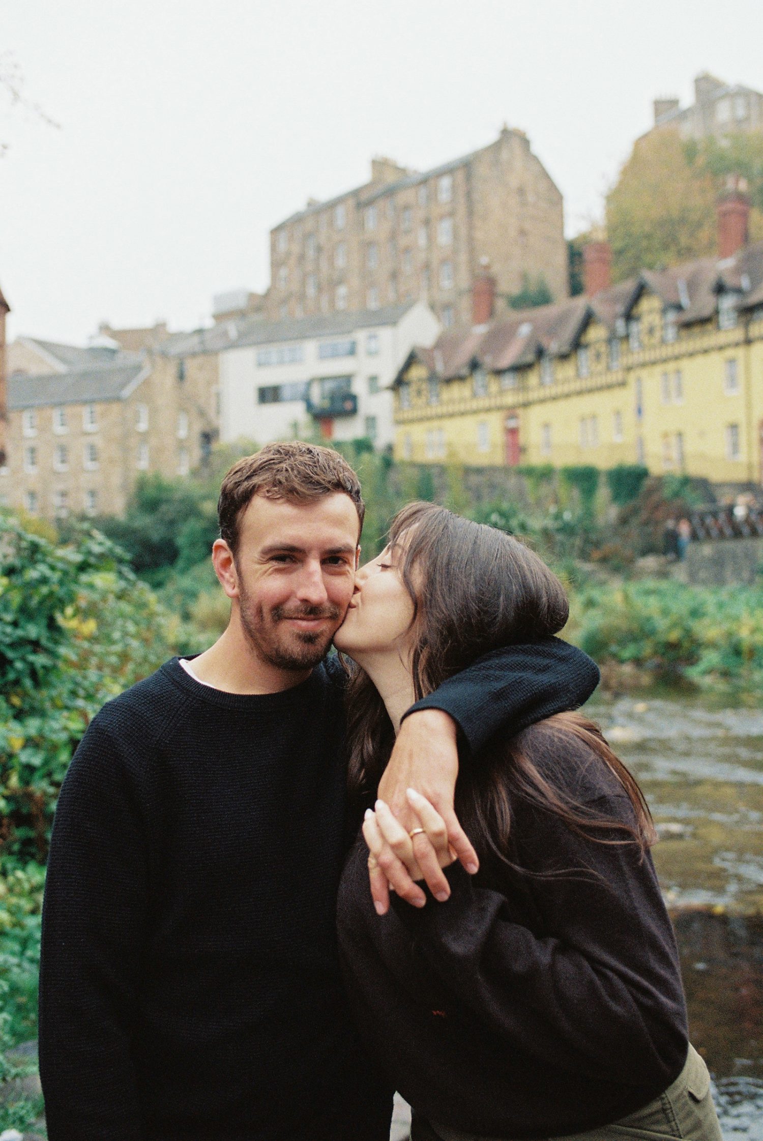 Sara kissing her husband in the cheek.